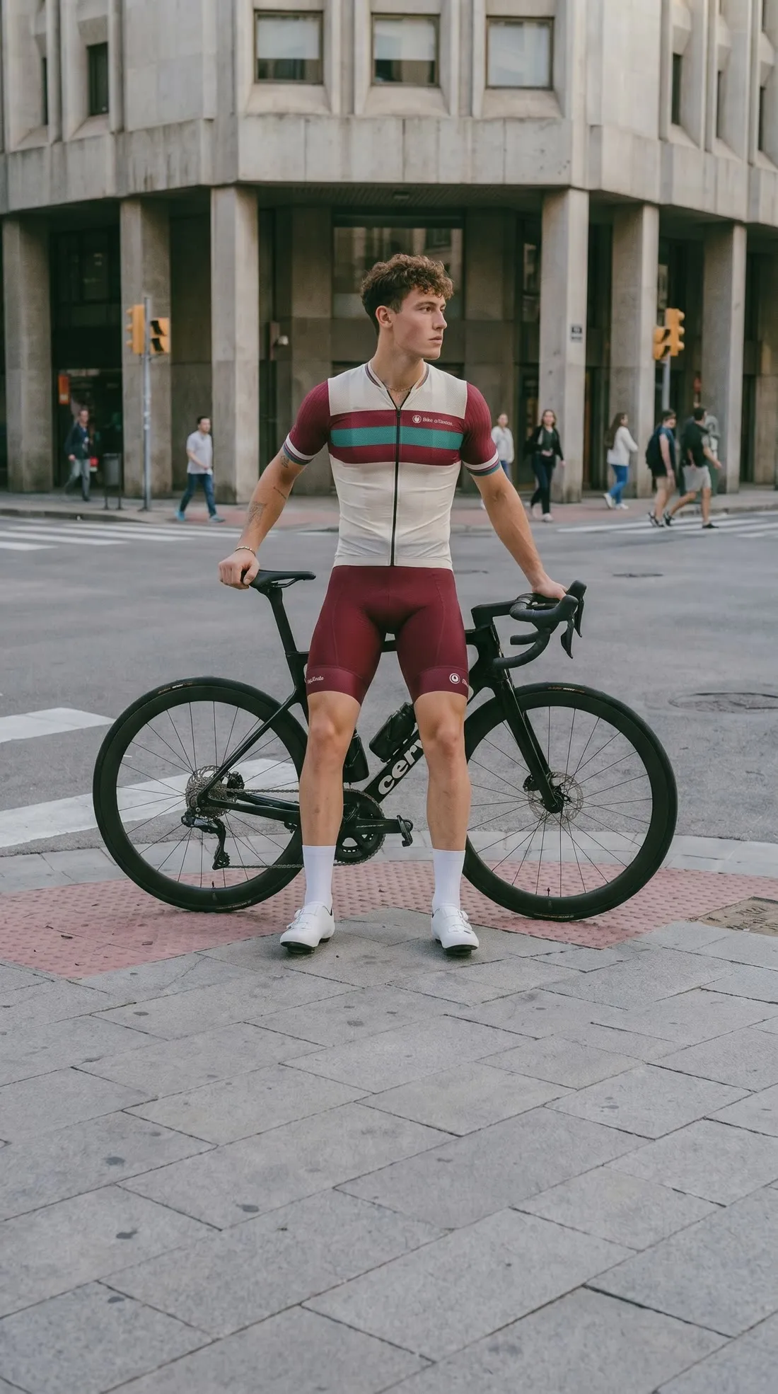 De pie con la bici en un cruce de ciudad, a primera hora.