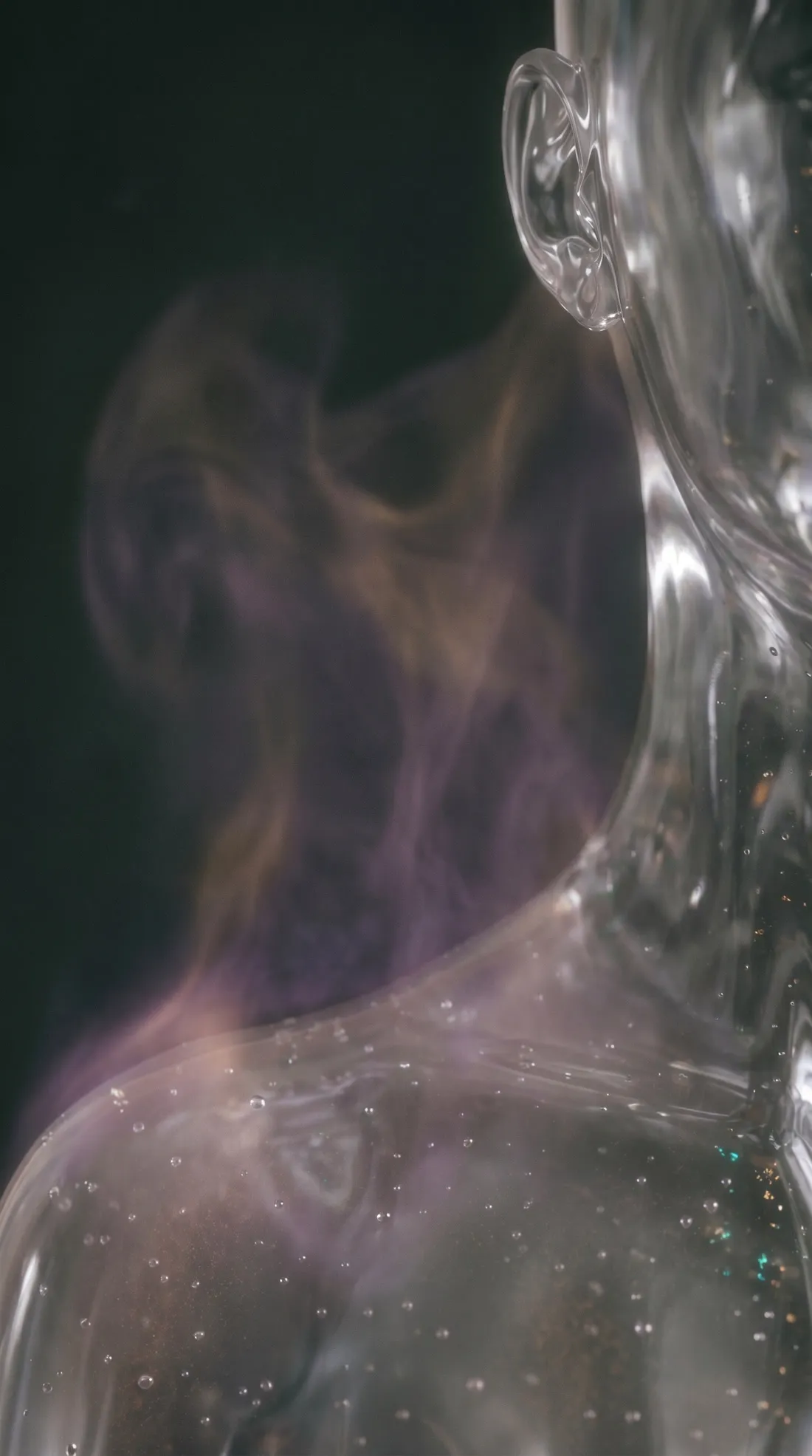 Cristal: el cuello transparente, con humo violeta.